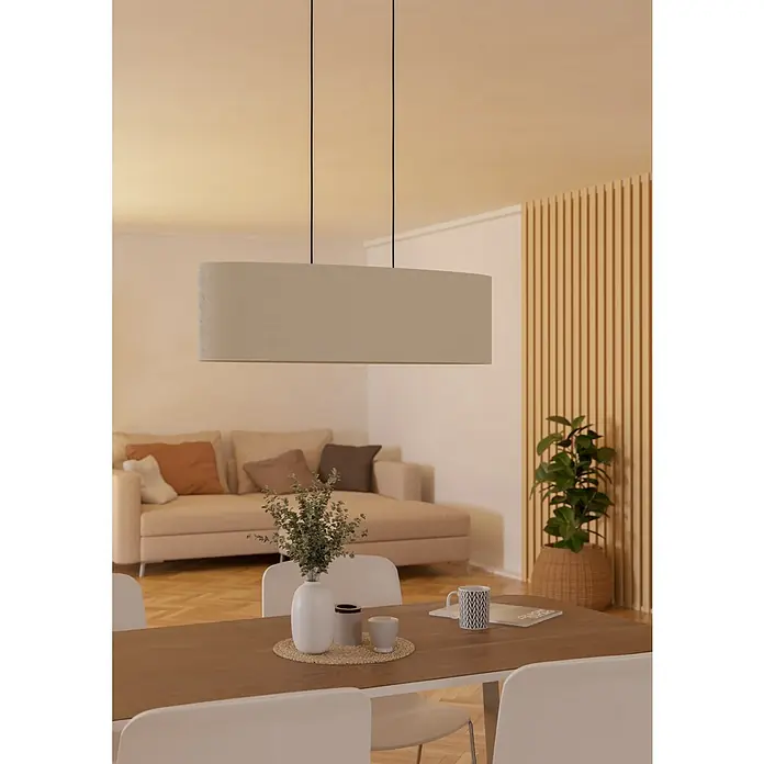 Eglo LED-Pendelleuchte Febres - 60 W, L x B x H: 78 x 22 x 110 cm, Weiß, Schwarz - Elegante, längliche Pendelleuchte in Beige über einem Esstisch, die ein warmes, einladendes Licht im Raum verbreitet.