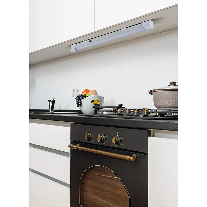 Eglo LED-Unterbauleuchte Mattanza - L x B x H: 60 x 3 x 4 cm, Lichtfarbe: Neutralweiß, 220 V - 240 V - Weiße lineare Unterschrank-LED-Leuchte unter Küchenschränken montiert.