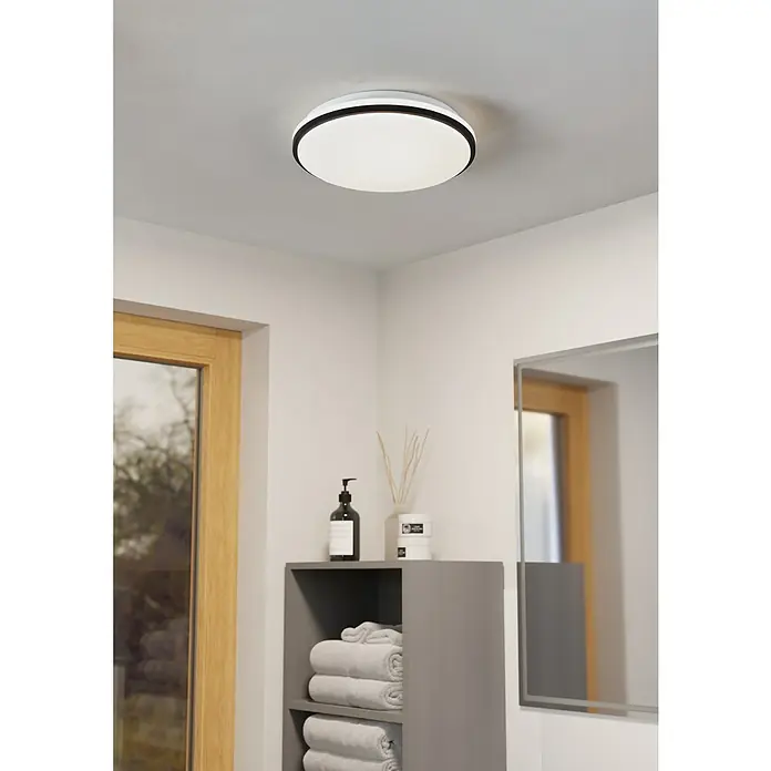 Eglo LED-Deckenleuchte Margidore - 18 W, Weiß, Schwarz, Warmweiß - Eine moderne, runde Deckenleuchte mit schwarzem Rand in einem Badezimmer, die eine angenehme Beleuchtung bietet.