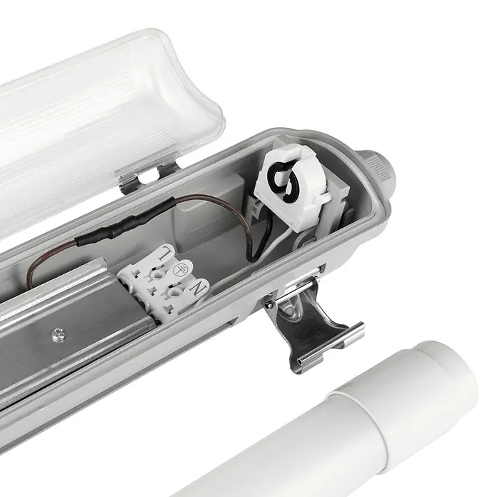 Eglo Feuchtraumleuchte Expert Basic Plus - 10 W, Grau, Neutralweiß, 65 cm, 7,3 cm - Detailaufnahme einer geöffneten LED-Feuchtraumleuchte, die die interne Verkabelung und Fassung zeigt. Optimal für Lagerhallen und Garagen.