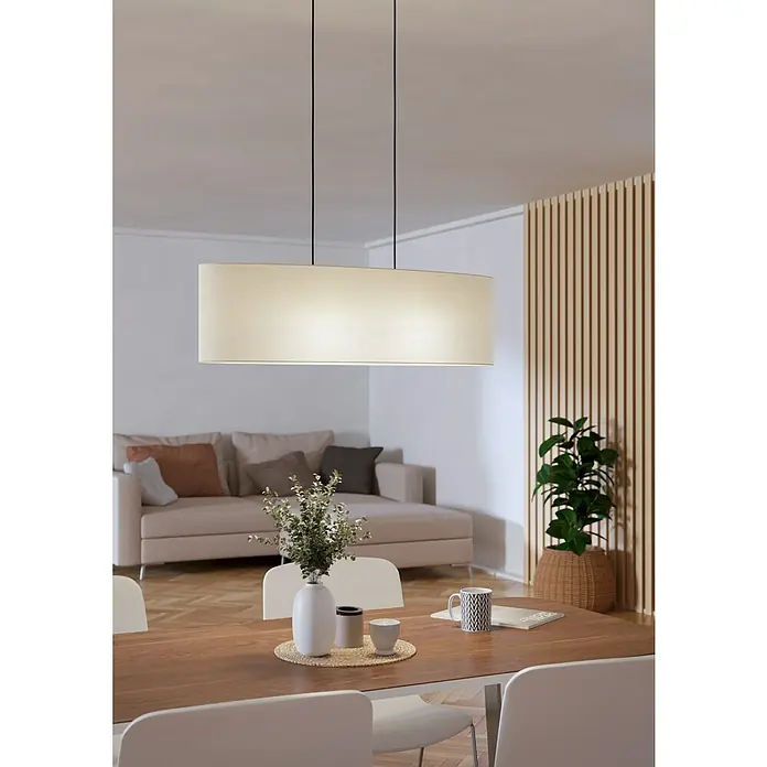 Eglo LED-Pendelleuchte Febres - 60 W, L x B x H: 78 x 22 x 110 cm, Weiß, Schwarz - Das Bild zeigt eine moderne, rechteckige Hängeleuchte in einem hellen Raum über einem Esstisch. Die Lampe spendet ein warmes, diffuses Licht.