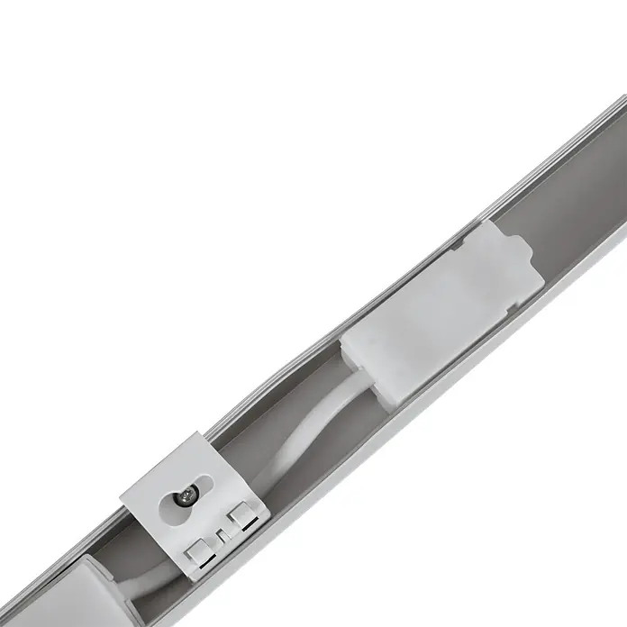 Eglo LED-Unterbauleuchte Mattanza - L x B x H: 60 x 3 x 4 cm, Lichtfarbe: Neutralweiß, 220 V - 240 V - Weißes Kabel und Stecker in einem grauen Aluminium-LED-Profil.