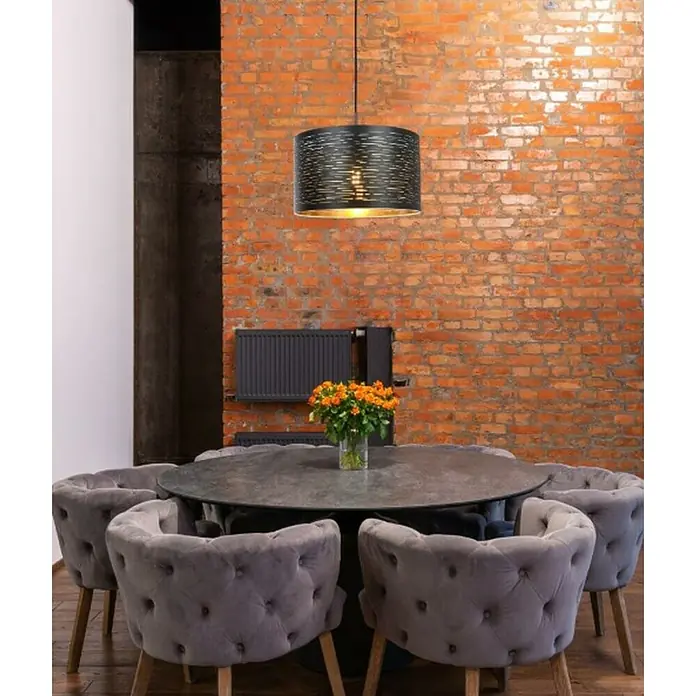 Globo Lámpara colgante redonda rayas - 40 W, Ø x Al: 380 mm x 120 cm, Negro, E27 - Una elegante lámpara colgante negra y dorada cuelga sobre una mesa de comedor con sillas de terciopelo gris y un arreglo floral.