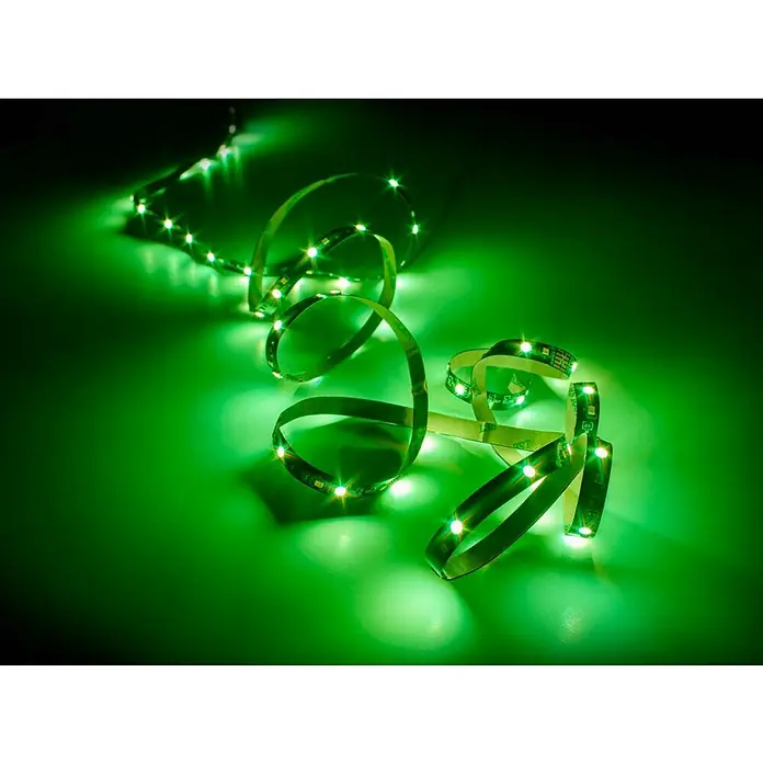 Trio Lighting Tira LED Grip - Largo: 3 m, RGB - Se muestra una tira de luz LED verde flexible sobre una superficie verde, proporcionando efectos de iluminación brillantes y ambientales.