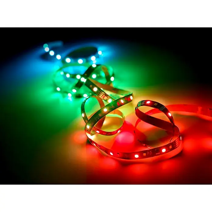 Trio Lighting Tira LED Racer - Largo: 5 m, RGBW - Tira de luces LED que cambian de color en rojo, verde y azul, creando un efecto de iluminación atmosférico y vibrante.