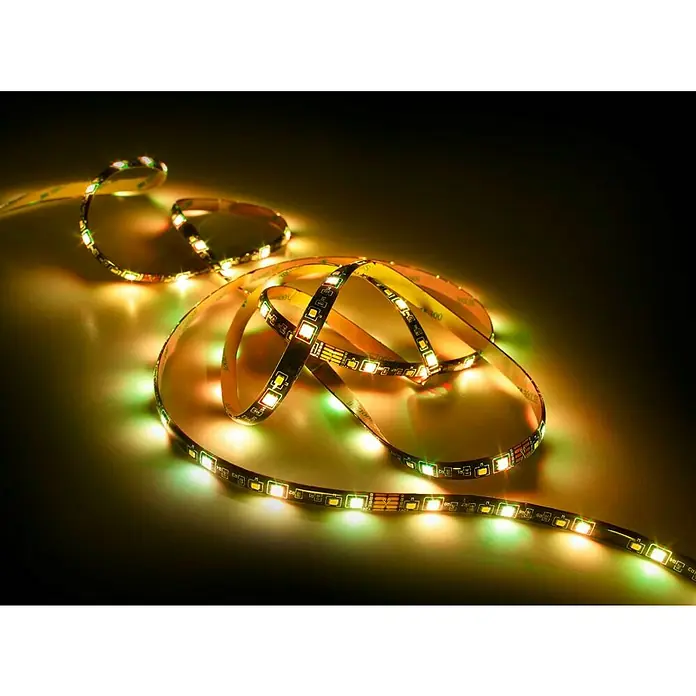 Trio Lighting Tira LED Rush - Largo: 3 m, RGB - Primer plano de una tira LED flexible con luces blancas cálidas y verdes, creando un ambiente acogedor y decorativo.