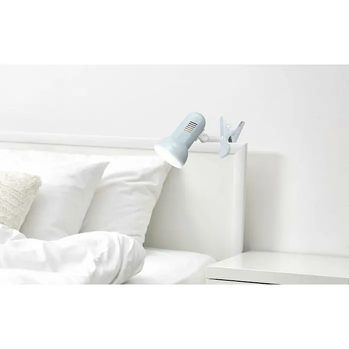 Globo Flexo con pinza de agarre Basic - 40 W, L x An x Al: 24 x 16 x 21 cm, Color del marco: Blanco - Primer plano de una lámpara de pinza en un dormitorio, sujeta a una cama blanca, que ilumina almohadas y ropa de cama blancas.