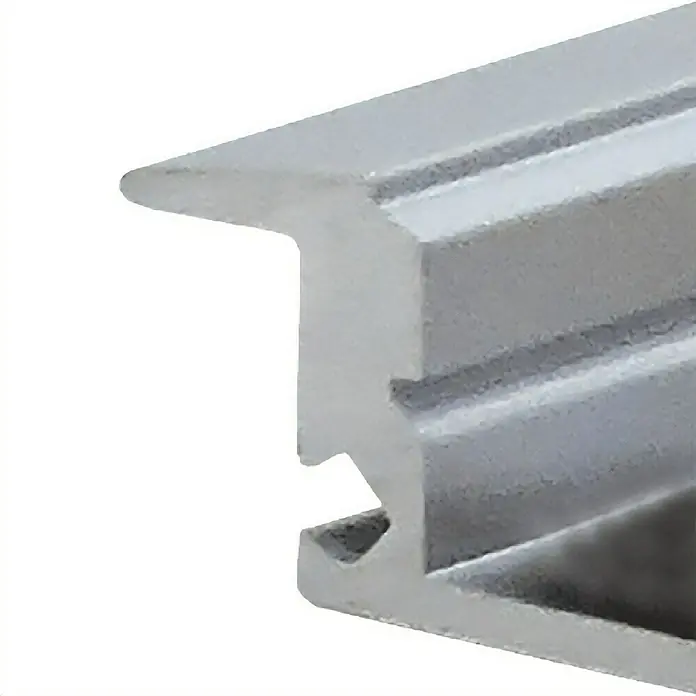 Alverlamp Perfil aluminio empotrado con difusor - L x An x Al: 2 m x 2,2 cm x 0,6 cm, Aluminio - Primer plano de un perfil de aluminio con ranura, ideal para estructuras y construcción de muebles. Su forma precisa garantiza un montaje fácil.