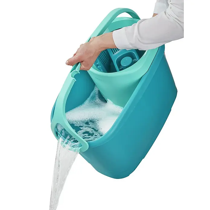 Leifheit Bodenwisch-Set Clean Twist M Ergo - 4 -tlg., 6 l - Nahaufnahme eines Aquafarbenen Mopp-Eimers, der Wasser mit Schaum ausgießt und dessen Auswringmechanismus sichtbar ist.