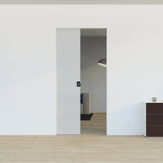 Entravia Glasschiebetür - 985 x 2.105 mm, Satiniertes Glas, Mit Schlossbohrung, Passend für: Entravia Simple-Pocket Schiebetürsystem - Weiße Schiebetür, teilweise geöffnet, die einen angrenzenden Raum freigibt.