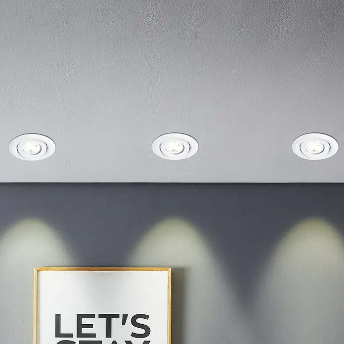 Eglo LED-Einbauleuchten-Set rund SALICETO MINI-PUCK 2 - 4,2 W, Ø x H: 7,7 x 2,3 cm, Weiß, Warmweiß - Drei LED-Einbaustrahler in einer grauen Decke. Die Strahler sind weiß und leuchten hell.