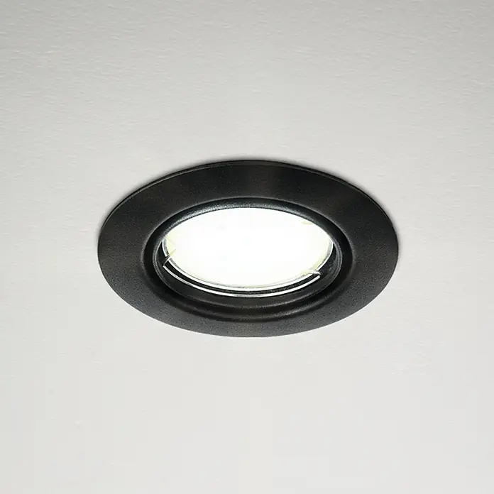 Eglo LED-Einbauleuchten-Set rund SALICETO MINI-PUCK - 4,2 W, Ø x H: 7,7 x 2,3 cm, Schwarz, Warmweiß - Nahaufnahme einer modernen, schwarzen Einbauleuchte, die helles Licht in einem weißen Raum ausstrahlt.