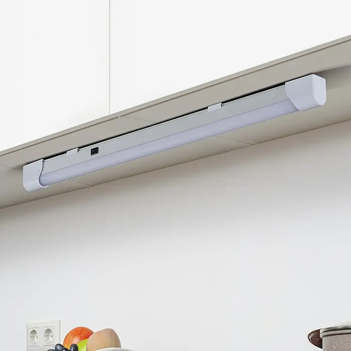 Eglo LED-Unterbauleuchte Mattanza - L x B x H: 60 x 3 x 4 cm, Lichtfarbe: Neutralweiß, 220 V - 240 V - Weiße lineare LED-Unterbauleuchte mit Schalter, unter einem Küchenschrank montiert, beleuchtet die Arbeitsplatte darunter.