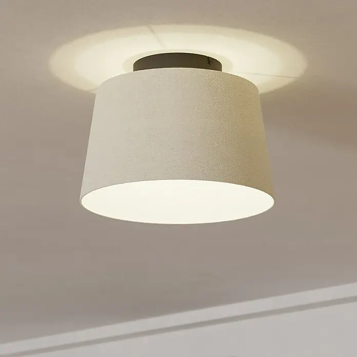 Eglo LED-Deckenleuchte Febres - 60 W, Schwarz, Weiß, Durchmesser: 35 cm - Nahaufnahme einer Deckenleuchte mit beigem Lampenschirm, die ein warmes Licht ausstrahlt und eine gemütliche Atmosphäre erzeugt.