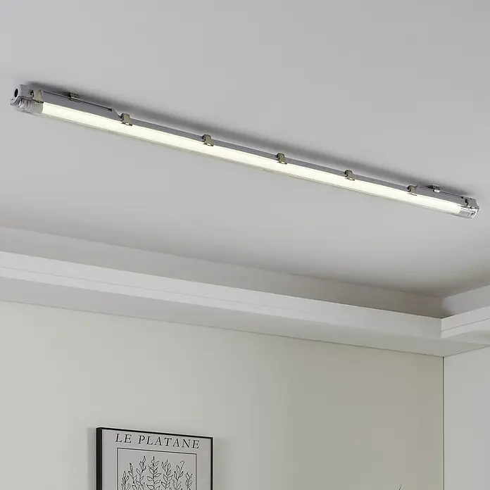 Eglo LED-Röhre - Länge: 59 cm, Neutralweiß, 10 W, 1.100 lm, G13 - Eine graue Deckenleuchte mit einer LED-Röhre in einem modernen Raum. Das Licht ist hell und gleichmäßig.
