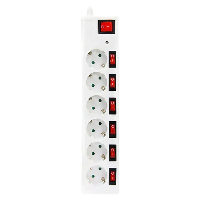Garza Base de enchufe múltiple - Blanco, Longitud del cable: 1,5 m, Con interruptor - Una regleta blanca con seis enchufes e interruptores correspondientes, así como un interruptor principal para la alimentación.