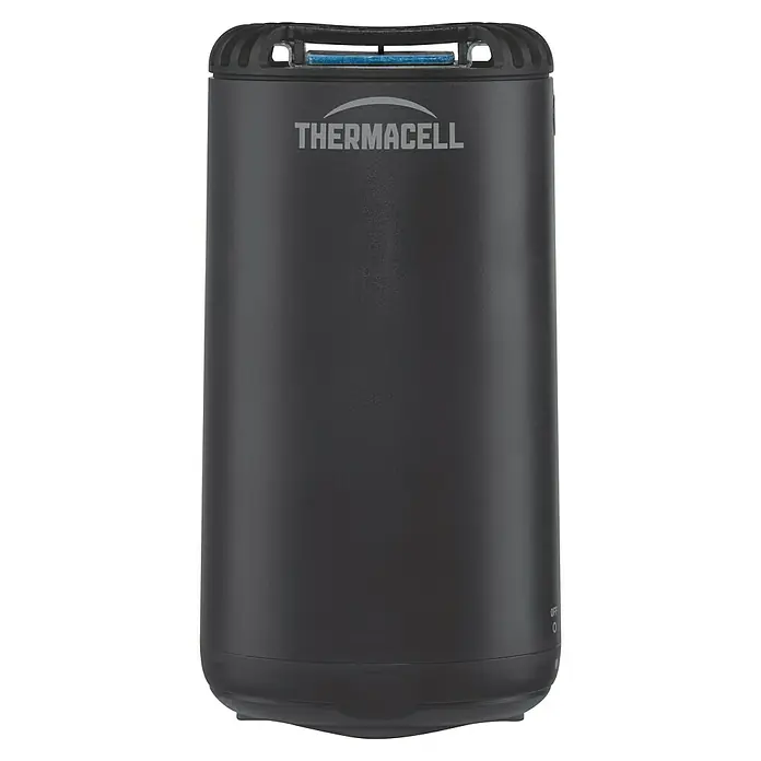Thermacell Stechmückenschutz Gerät Protect ohne Wirkstoff - Graphit - Dunkelgraues zylindrisches Thermacell Mückenschutzgerät mit blauer Repellentmatte oben und "OFF" Anzeige.