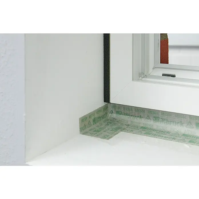 Illbruck Dichtfolie ME504 TwinAktiv Eco VV - 90 mm x 10 m - Nahaufnahme eines Fensters, das mit illbruck ME504 Fensterfolie abgedichtet ist. Die Folie sorgt für eine luftdichte Abdichtung zwischen Fenster und Mauerwerk.