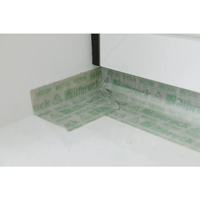 Illbruck Lámina selladora ME504 TwinAktiv Eco VV - 90 mm x 25 m - Detalle de una esquina sellada con cinta illbruck ME504, garantizando un sellado hermético e impermeable para juntas de construcción.