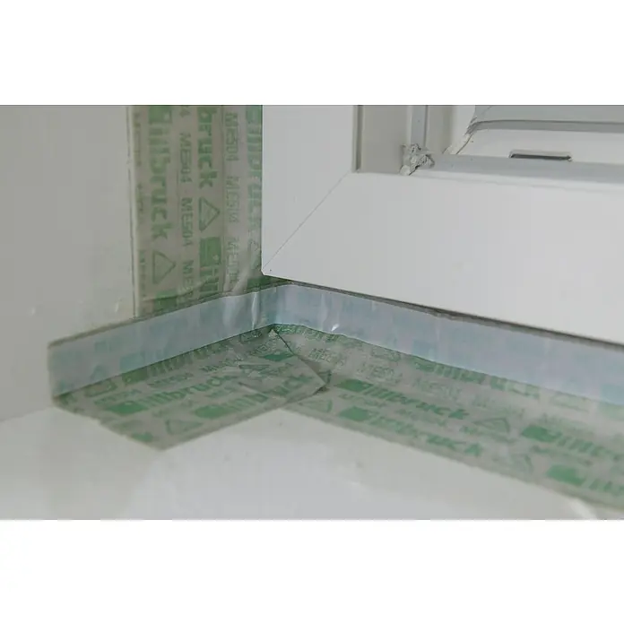 Illbruck Dichtfolie ME504 TwinAktiv Eco VV - 90 mm x 25 m - Detailansicht einer Fensterabdichtung mit Dichtband, das mit dem Aufdruck "illbruck ME504" versehen ist und eine saubere, luftdichte Verbindung zeigt.