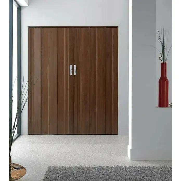 Grosfillex Lámina adicional para puerta plegable Axia - 14,5 x 205 cm, Teka - Un primer plano de una puerta plegable marrón de dos hojas con manijas plateadas, que añade un toque moderno a una habitación luminosa.