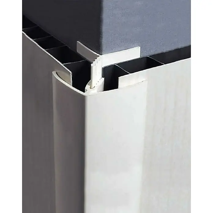Grosfillex Perfil de esquina carbono - Gris - Protector de esquinas: Primer plano de un protector de esquinas blanco instalado en una esquina para evitar daños, proporcionando un diseño elegante y duradero.