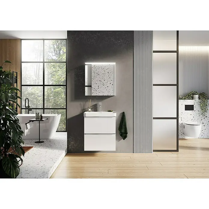 Riva Beauty 2.0 Waschtischunterschrank - B x T x H: 58,5 x 43,7 x 63,5 cm, Weiß Matt - Modernes Badezimmer mit weißem Waschtisch und Spiegel, akzentuiert durch eine stilvolle Trennwand und große Fenster.