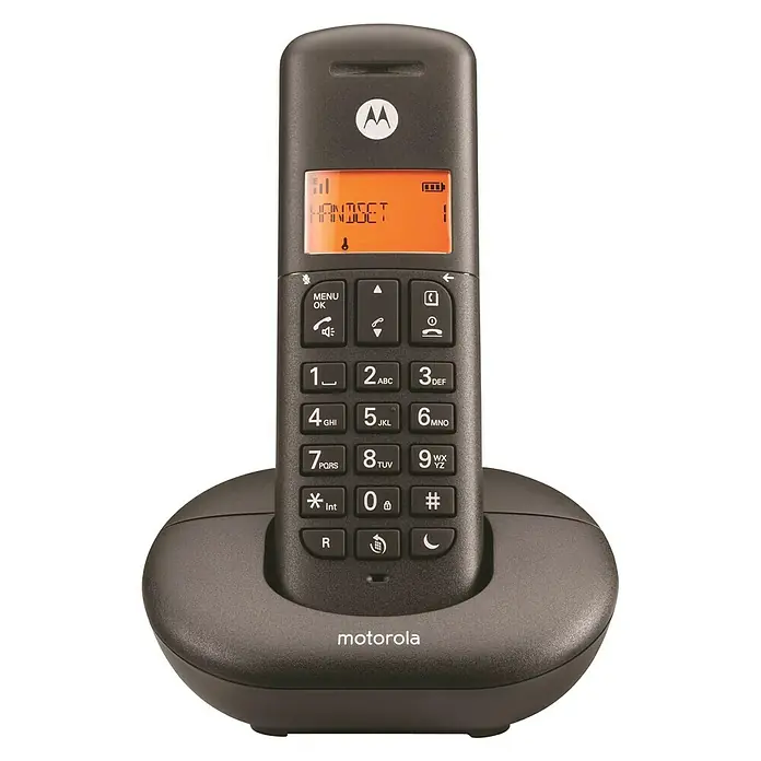 Motorola Teléfono inalámbrico E201 - Rellamada, Negro - Un teléfono Motorola negro inalámbrico con pantalla naranja, descansando en su base de carga.