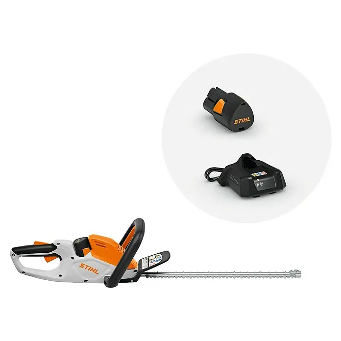 Stihl AS Akku-Heckenschere HSA 30 - 10,8 V, Li-Ionen, 1 Akku, Schnittlänge: 45 cm - Stihl Akku-Heckenschere (weiß/orange, silberne Klinge), schwarzer Akku und Ladegerät.