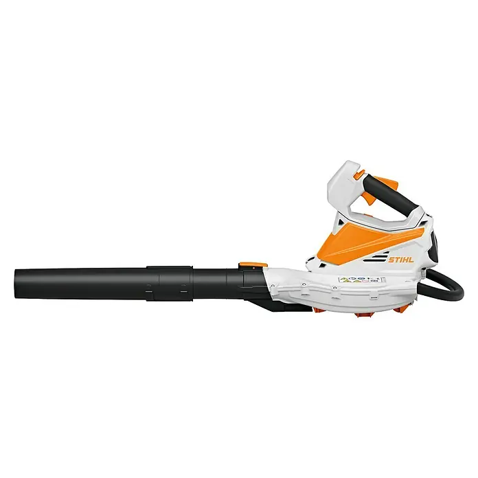 Stihl AK Akku-Laubsauger & -Laubbläser SHA 56 - 36 V, Ohne Akku, Blasleistung: 490 m³/h - 560 m³/h, Blasgeschwindigkeit: 56 m/s - 61 m/s - Weiß-orangefarbener Stihl Akku-Laubbläser mit langem schwarzem Rohr.