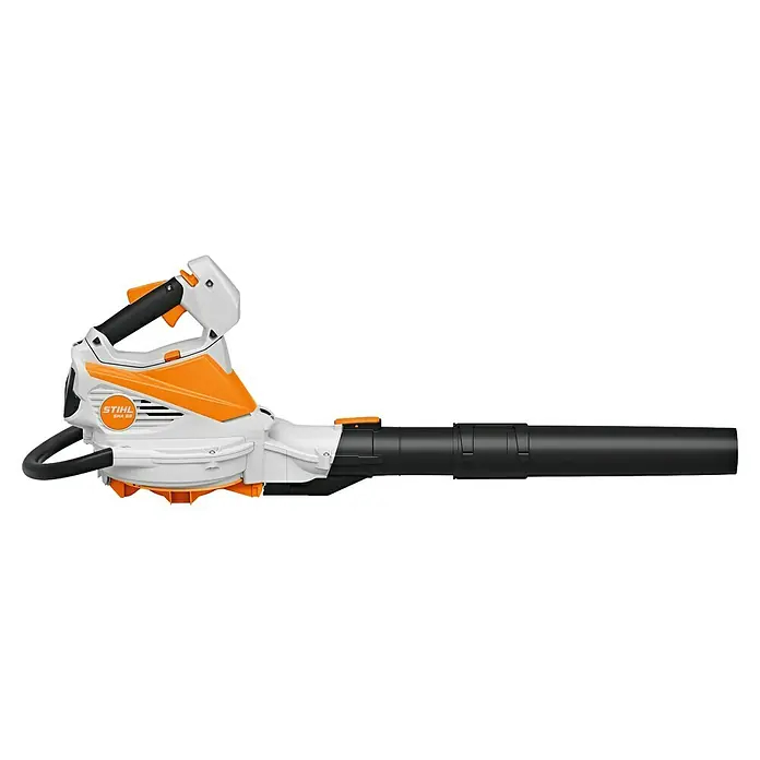 Stihl AK Akku-Laubsauger & -Laubbläser SHA 56 - 36 V, Ohne Akku, Blasleistung: 490 m³/h - 560 m³/h, Blasgeschwindigkeit: 56 m/s - 61 m/s - Weiß-orangefarbener Akku-Laubbläser mit schwarzem Griff und langer Düse.