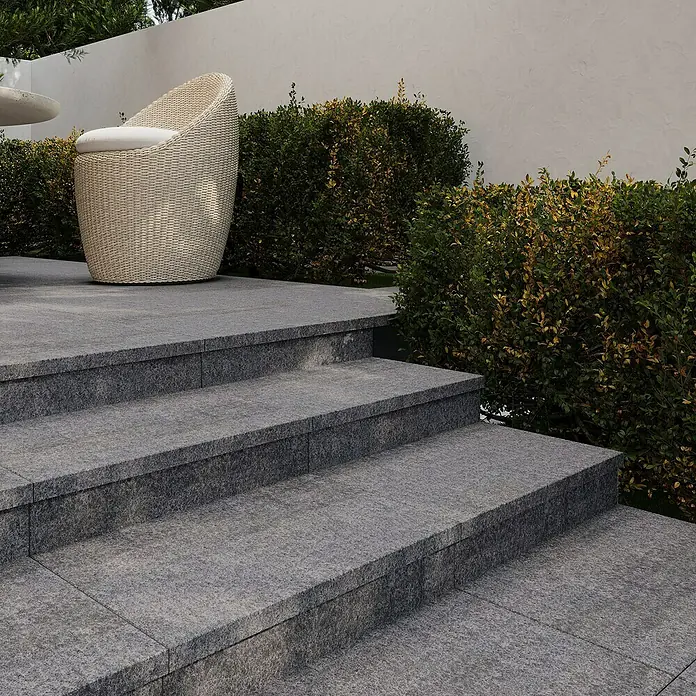 Terrassenplatte - 60 x 40 x 3 cm, Anthrazit, Basalt - Außentreppe aus elegantem grauem Granit mit stilvollem Sessel und üppiger Bepflanzung für einen luxuriösen Gartenbereich.