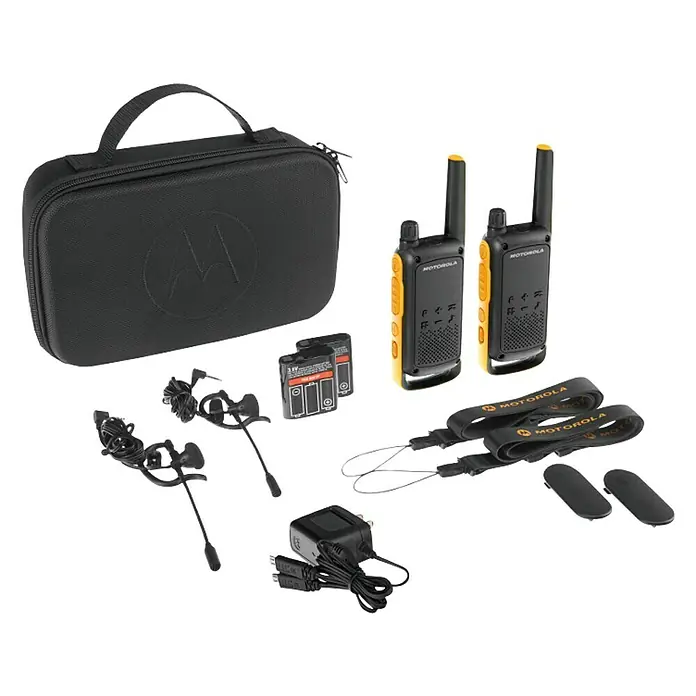 Motorola Solutions Walkie-Talkie Talkabout T82 - Amarillo/Negro, Resistente a cambios climáticos - Primer plano de un conjunto de walkie-talkies Motorola Talkabout T82 Extreme, con accesorios como auriculares y baterías.
