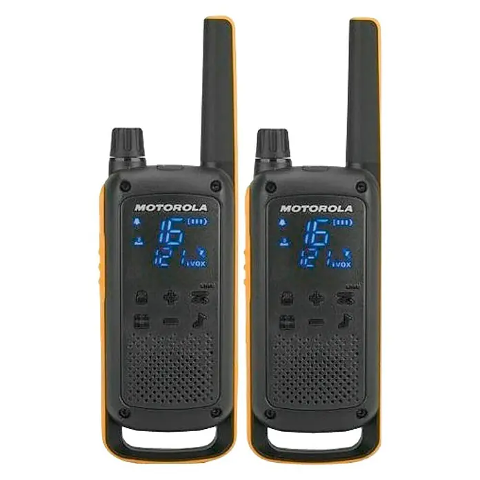 Motorola Solutions Walkie-Talkie Talkabout T82 - Amarillo/Negro, Resistente a cambios climáticos - La imagen muestra dos walkie-talkies Motorola Talkabout T82 Extreme negros y naranjas, ideales para aventuras al aire libre y comunicación fiable.