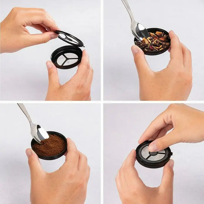 Xavax Kaffeepad - 2 Stk. - Hände befüllen eine schwarze, wiederverwendbare Kaffee-/Teekapsel mit losem Tee und Kaffeepulver und schließen den Siebdeckel.