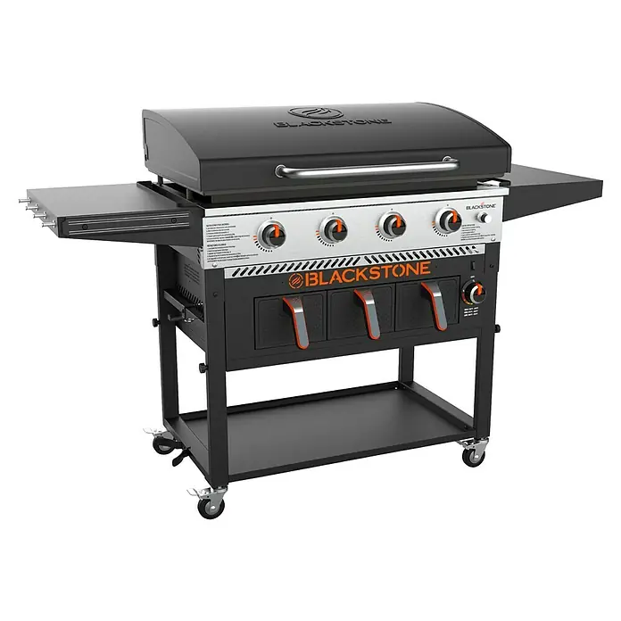 Blackstone Plancha-Grill 36" mit Airfryer - Grillfläche (B x T): 91 x 55 cm, 17,5 kW, Schwarz - Das Bild zeigt einen schwarzen Blackstone-Grill mit vier Brennern, seitlichen Ablagetischen und einem Unterschrank mit Türen.