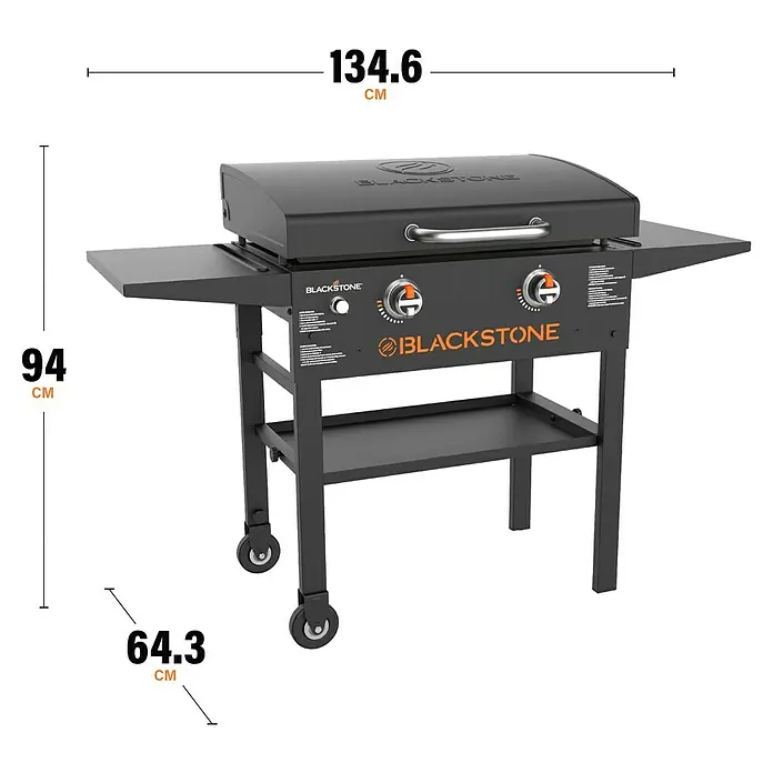 Blackstone Plancha-Grill 28" mit Haube - Grillfläche (B x T): 73 x 46,3 cm, 10 kW, Schwarz - Schwarzer Blackstone Grill mit silbernen Akzenten, Seitenablagen, unterer Ablage und Rollen. Maße: 134,6 cm L x 94 cm H x 64,3 cm T.