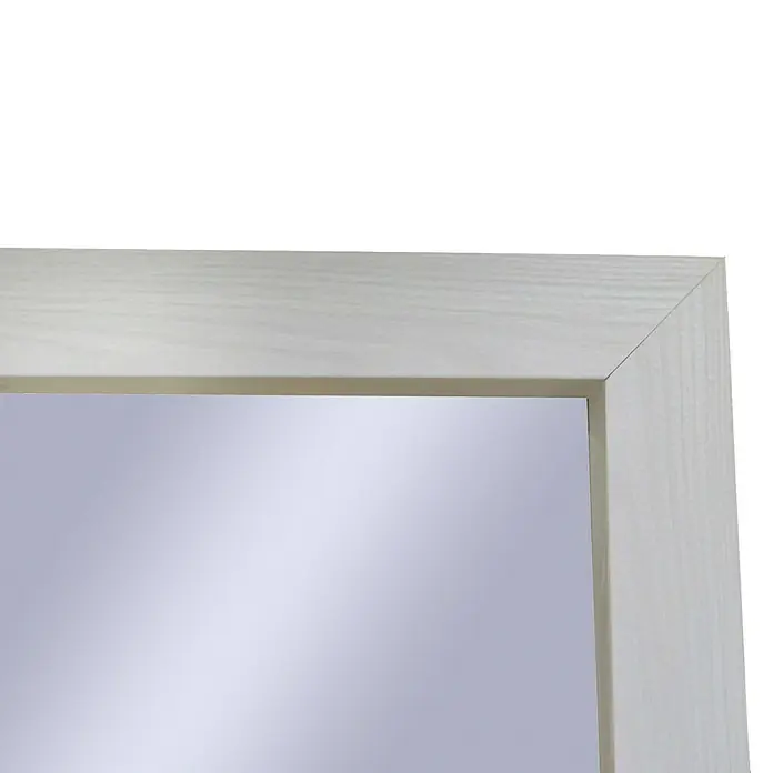 Espejo con marco de madera natural Mauren - 49 x 139 cm, Blanco, Madera - Vista detallada de un espejo con marco de madera blanca, destacando su veta y reflejo. Ideal para interiores modernos y elegantes.