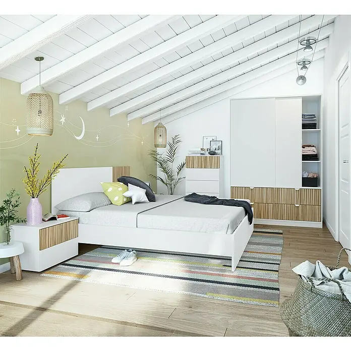 Armario de puertas correderas Ega - L x An x Al: 60 x 140 x 200 cm, Blanco Artik/Natur - Un dormitorio luminoso con una cama blanca, mesita de noche y una alfombra de rayas, que irradia un ambiente sereno y tranquilo.