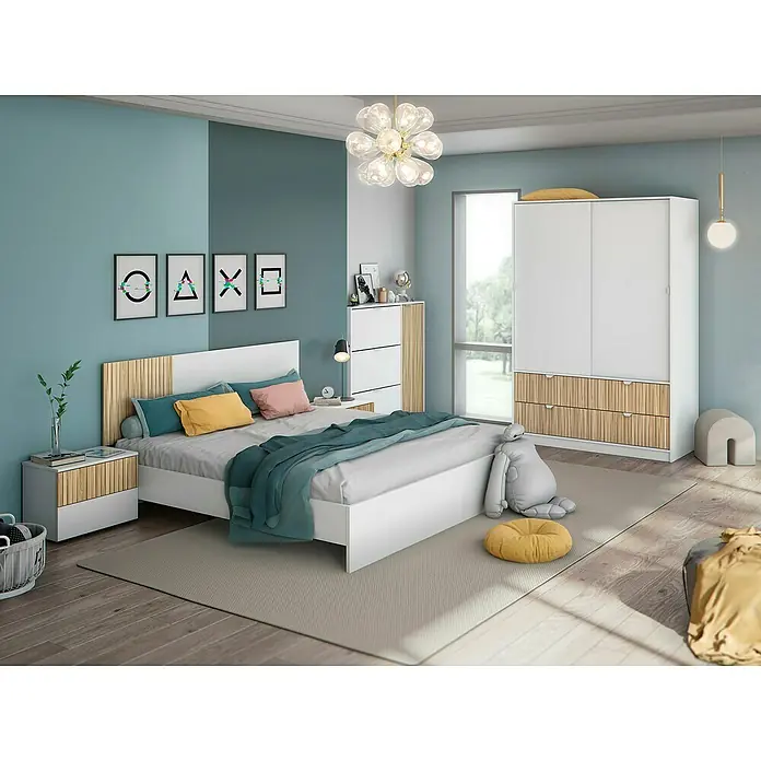 Armario de puertas correderas Ega - L x An x Al: 60 x 140 x 200 cm, Blanco Artik/Natur - Un dormitorio con una cama de matrimonio, una mesita de noche, un armario y una alfombra, todo en tonos azules y blancos. Elegante mobiliario de dormitorio.