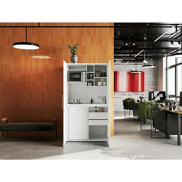 Respekta Kühlschrank Savo - Unterbaugerät, Nutzinhalt Gesamt: 81 l, 55 x 47,5 x 82 cm, Weiß - Weiße Kompaktküche mit geöffneten Türen, zeigt Mikrowelle, Spüle, Kochfeld und Kühlschrank in Büroumgebung.