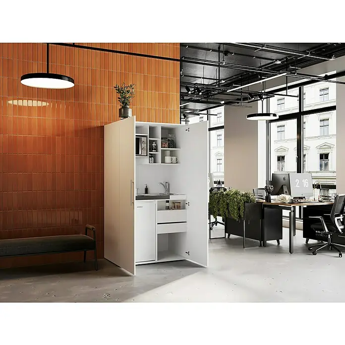 Respekta Kühlschrank Savo - Unterbaugerät, Nutzinhalt Gesamt: 81 l, 55 x 47,5 x 82 cm, Weiß - Weißer kompakter Küchenschrank mit offenen Türen, Spüle, Mikrowelle und Ablagen in Büroumgebung.