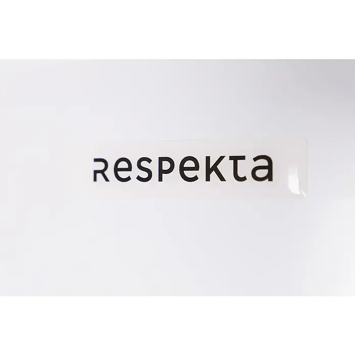 Respekta Kühlschrank Savo - Unterbaugerät, Nutzinhalt Gesamt: 81 l, 55 x 47,5 x 82 cm, Weiß - Weißes Etikett mit schwarzem Schriftzug „respekta“.