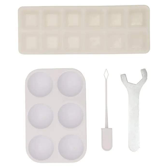 Respekta Kühlschrank Savo - Unterbaugerät, Nutzinhalt Gesamt: 81 l, 55 x 47,5 x 82 cm, Weiß - Set heller Silikonformen für eckige und kugelförmige Eiswürfel/Desserts, kleiner Pinsel und Metallwerkzeug.
