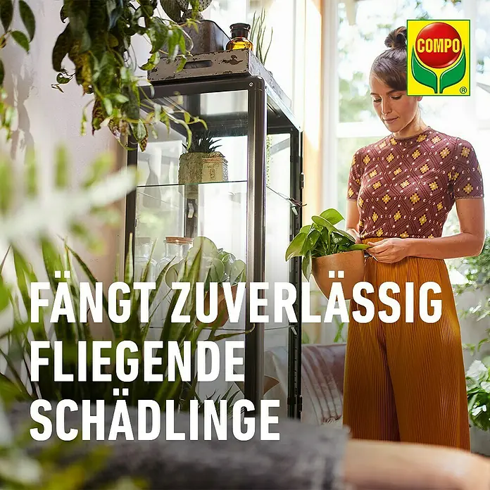 Compo Bio Gelbtafeln - 7 Stk. - Frau pflegt eine Pflanze und bewirbt zuverlässige Schädlingsbekämpfung für Fluginsekten.