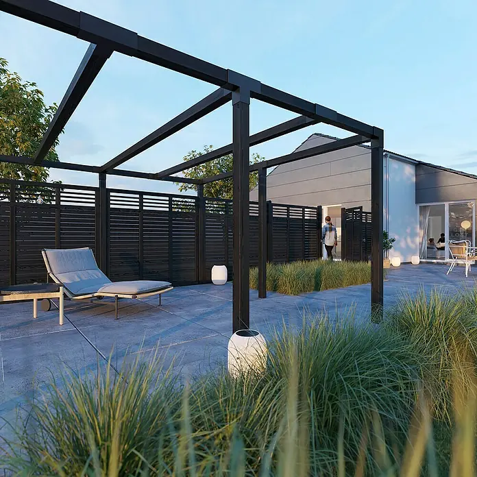 Plus Sichtschutzelement Decora - 180 x 180 cm, Holz, Schwarz RAL 9005 - Moderne schwarze Holzpergola definiert einen Außenterrassenbereich mit Liegestuhl und Gartenleuchten.