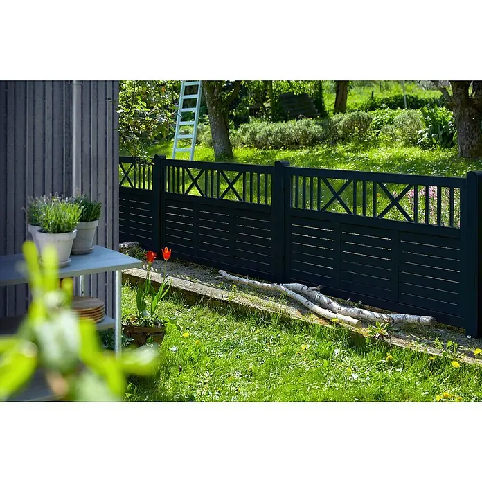 Plus Sichtschutzelement Nostalgi - 180 x 95 cm, Schwarz RAL 9005 - Dunkelgrauer Gartenzaun mit Lamellen und dekorativen Kreuzpaneelen.