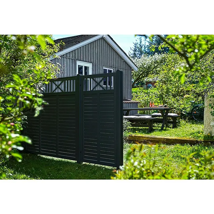 Plus Sichtschutzelement Nostalgi - 90 x 180 cm, Schwarz RAL 9005 - Dunkelgrauer Sichtschutz mit Querlamellen und Zierelement, der einen Gartenbereich abtrennt.