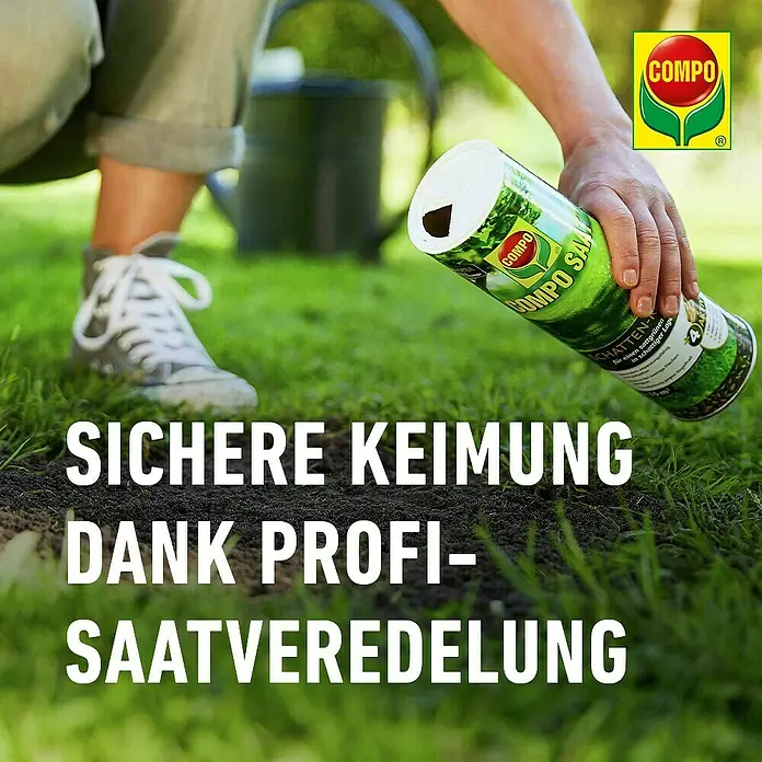 Compo Saat Rasensamen Schattenrasen - 300 g, 15 m² - Eine Hand streut grünen COMPO Rasensamen aus einem Behälter auf dunkle Erde im Garten.