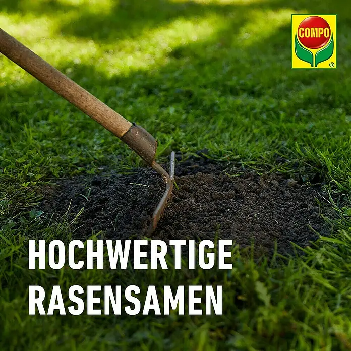 Compo Saat Rasensamen Strapazier-Rasen - 1 kg, 50 m² - Eine Gartenhacke bereitet dunkle Erde für hochwertige Rasensamen vor, umgeben von grünem Gras.